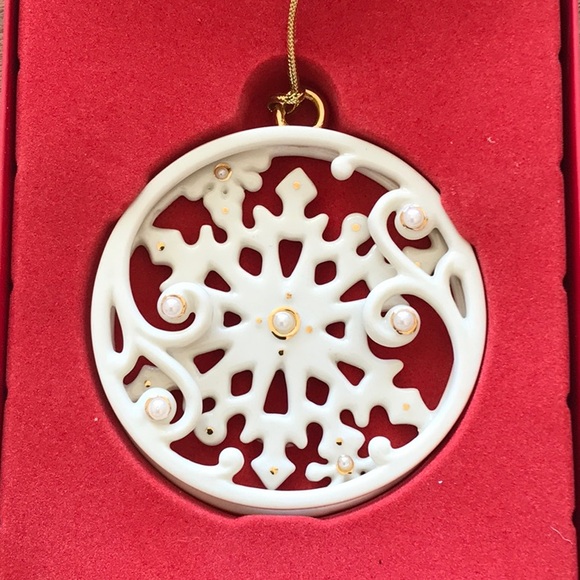 Preowned Lenox Winter Wonderland Christmas ornament - Snowflake #847013 - Picture 2 of 7